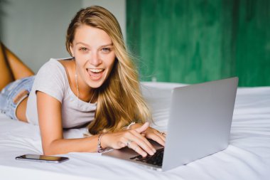 smartphone ve dizüstü olan sarışın kız