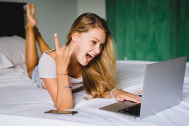 smartphone ve dizüstü olan sarışın kız