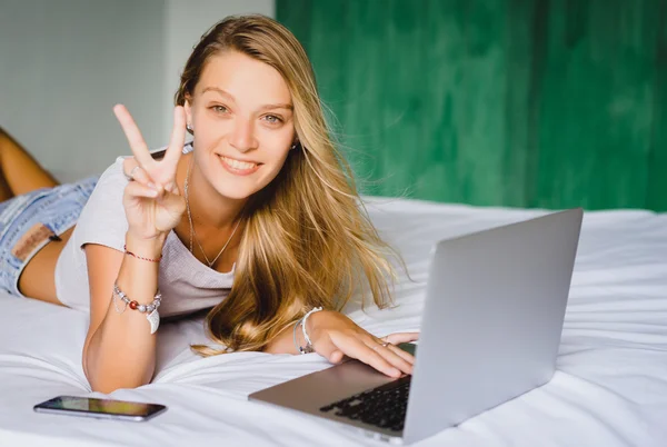 Chica rubia con smartphone y portátil — Foto de Stock