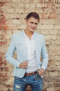 genç adam sokakta poz 