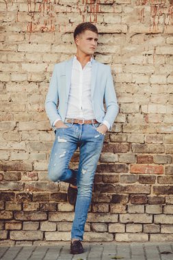 genç adam sokakta poz 