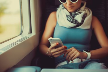 güzel kadın smartphone elinde tutar.