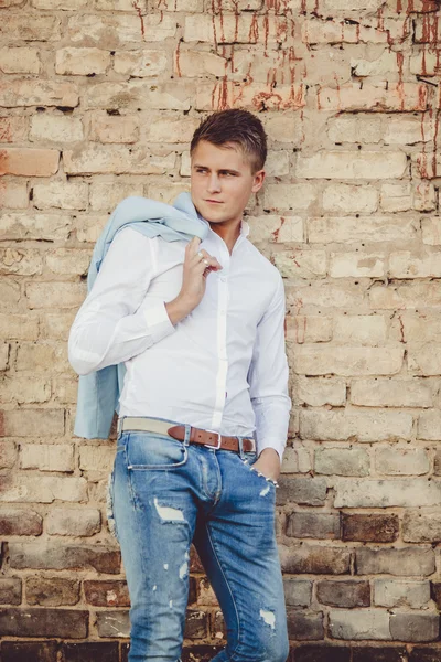 Joven posando en la calle — Foto de Stock