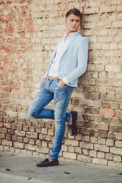 genç adam sokakta poz 