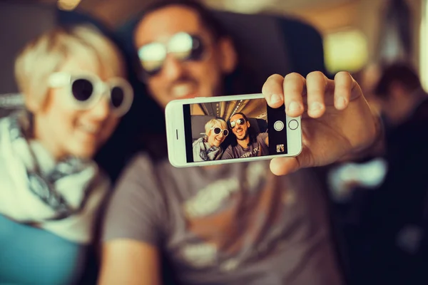 Feliz pareja tomando foto selfie —  Fotos de Stock