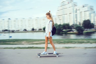  hippi kız uzun tahta binme pratik