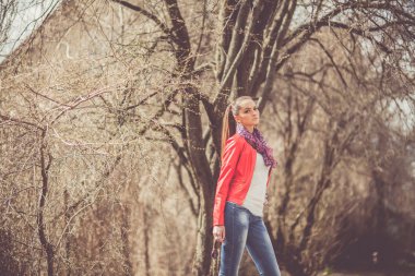 genç esmer kadın parkta poz