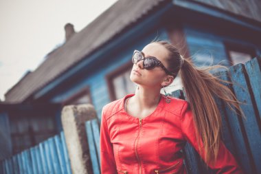  şehirde poz genç esmer kadın