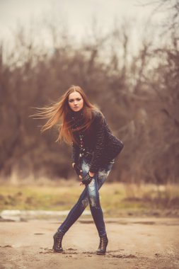 esmer kadın parkta poz