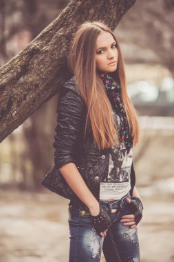 esmer kadın parkta poz