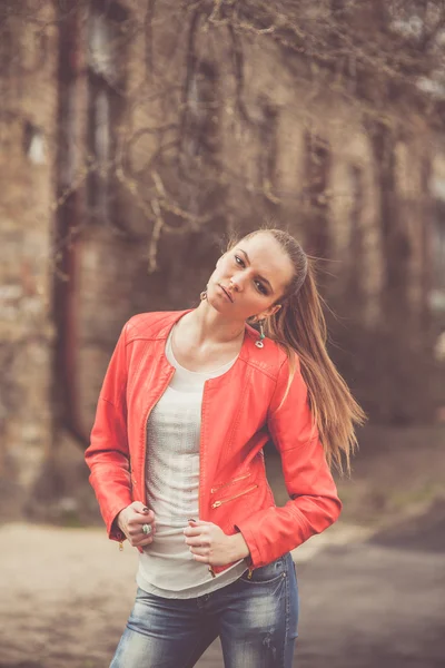 Ung brunett kvinna poserar i park — Stockfoto