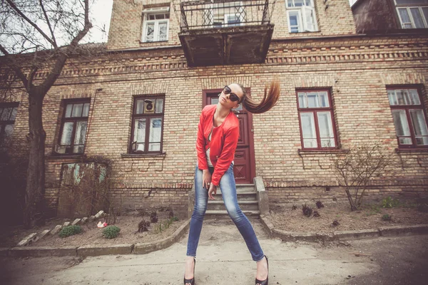 Ung brunett kvinna poserar i staden — Stockfoto