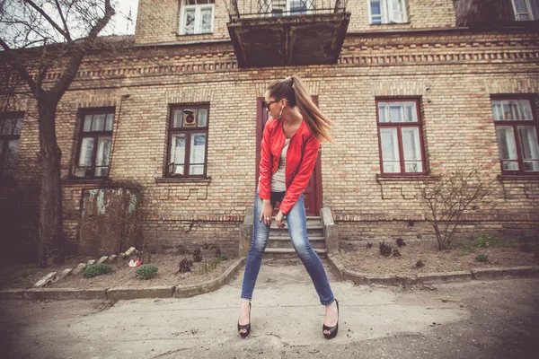 Young brunette woman posing in city — Stock Photo, Image