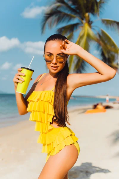 Beautiful  woman with cocktail   on the beach — Stock Photo, Image