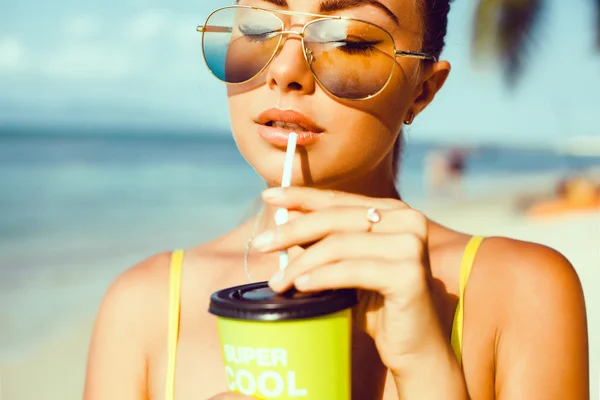 Schöne Frau mit Cocktail am Strand — Stockfoto
