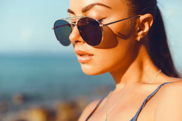 Hermosa mujer en gafas de sol en la playa — Foto de Stock