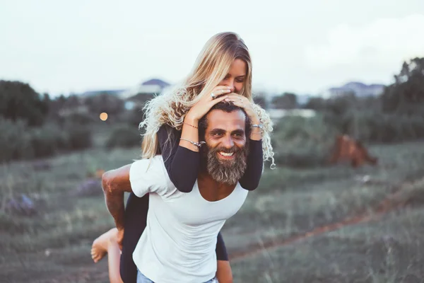 Jovem casal feliz posando na natureza — Fotografia de Stock