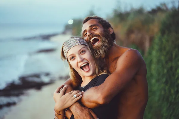 Joven feliz pareja posando en la naturaleza —  Fotos de Stock