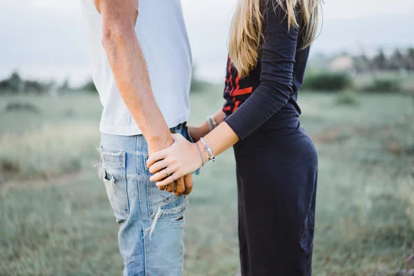 草原で若いカップルの立っています。 — ストック写真