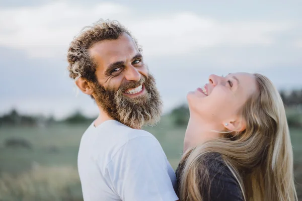 Joven feliz pareja posando en la naturaleza —  Fotos de Stock