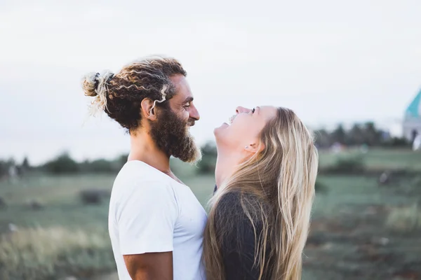 Jovem casal feliz posando na natureza — Fotografia de Stock