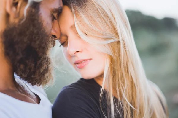 Joven feliz pareja posando en la naturaleza —  Fotos de Stock