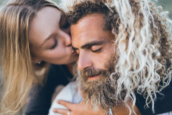 Mladý šťastný pár pózuje v přírodě — Stock fotografie