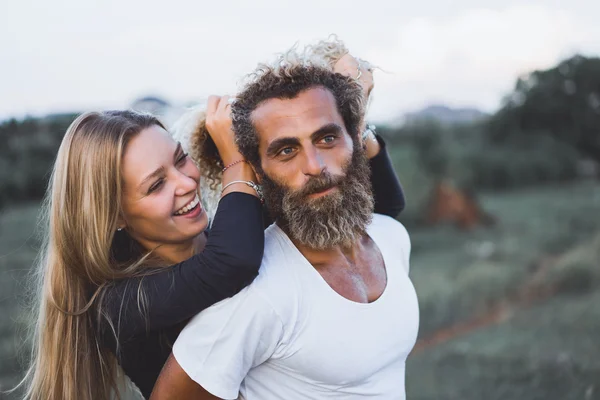 Jovem casal feliz posando na natureza — Fotografia de Stock