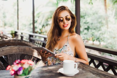 Kafede tabletli bir kadın