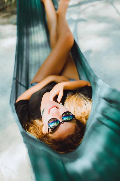 Молода дівчина відпочиває в гамаку — стокове фото