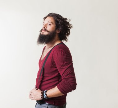 Kırmızı ceketli genç adam