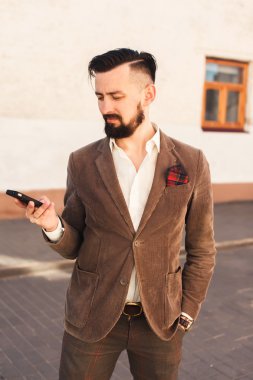 acımasız adam telefonda konuşurken