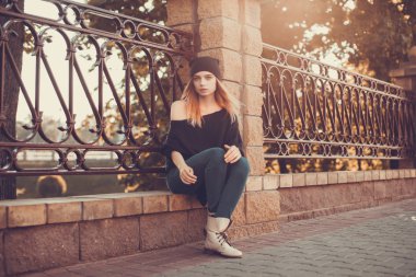 Genç kız sokakta poz