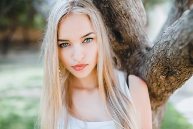 Parkta poz veren kız.