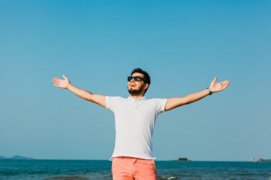 genç bir adam sahilde