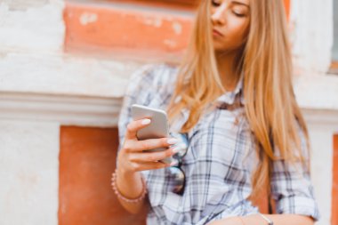 Akıllı telefon kullanan bir kadın.