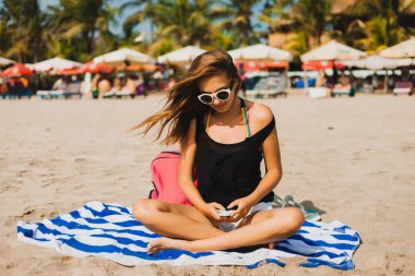 telefon ile sahilde kadınla.