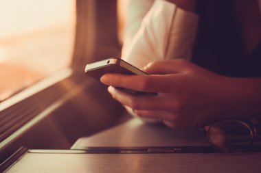 genç kız smartphone üzerinde çalışma