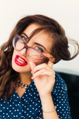 Kırmızı dudaklar ile güzel kız