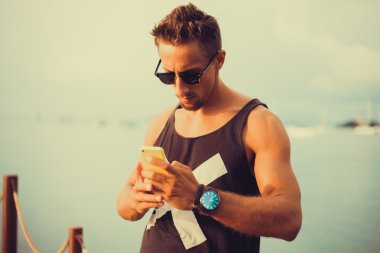 genç adam akıllı telefon üzerinde bahsediyoruz