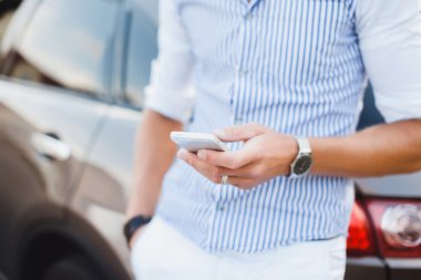 genç adam bir smartphone holding