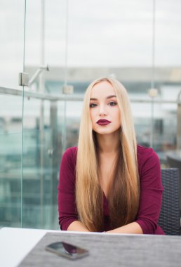 kadın kafe ile hareket eden telefon