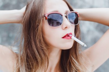 genç kız Sigara İçilmeyen