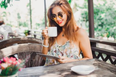 kafede kahve içme kadın