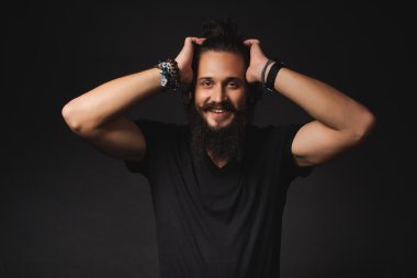 siyah tişörtlü adam