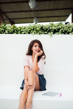 güzel kız tablet üzerinde çalışan