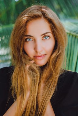 genç kız sahilde poz