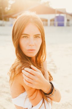 Sahilde poz veren kız.