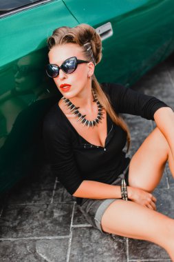 eski model araba poz kız