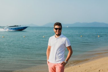 genç bir adam sahilde